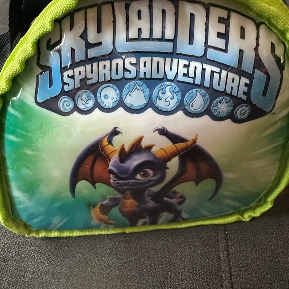 Skylanders Spyro Adventures carrying case and figurines - Picture 3 of 5